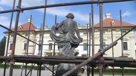 Prvních jedenáct barokních soch v zámeckém parku v nejohroženějším stavu už dostalo lešení. Restaurátoři je opraví do konce letošního roku.