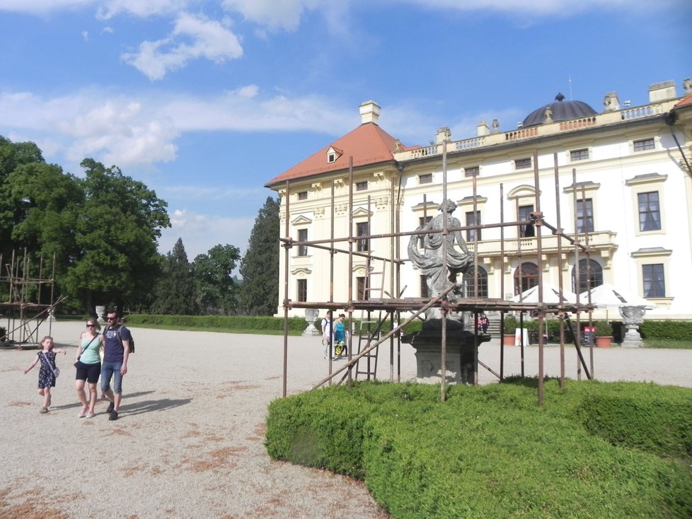 Prvních jedenáct barokních soch v zámeckém parku v nejohroženějším stavu už dostalo lešení. Restaurátoři je opraví do konce letošního roku.