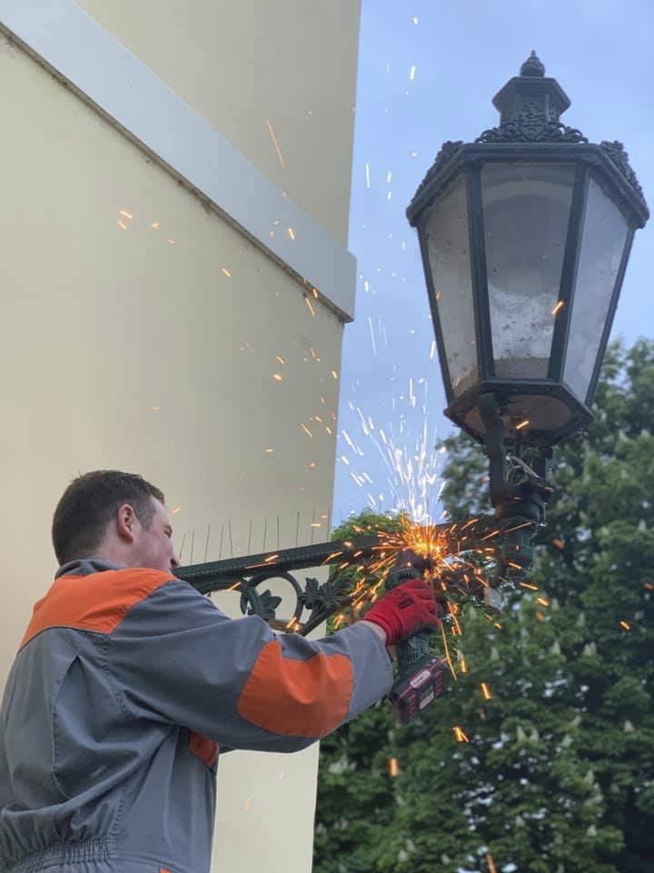 Kde to nešlo kleštěmi, pomohla úhlová bruska. Zámky se sundávaly i z lamp, okapů a hromosvodů.