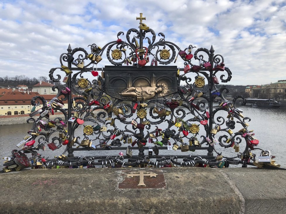 Místo shození Jana Nepomuckého do Vltavy je pravidelnou zastávkou turistů, i tady byly desítky zámečků...