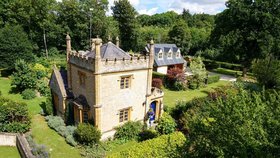 Nejmenší zámek v Anglii je na prodej.
