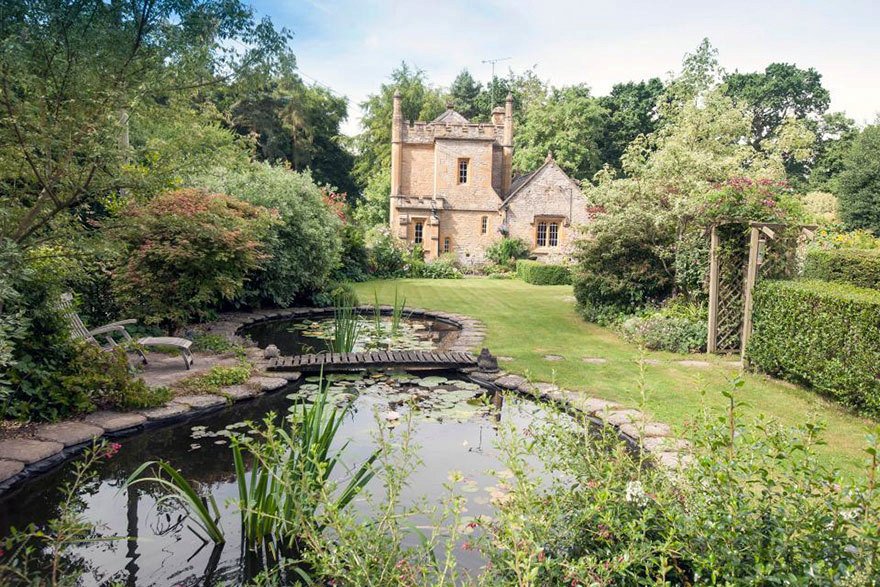 Nejmenší zámek v Anglii je na prodej.