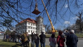 Věž renesančního zámku ve Staré Vsi nad Ondřejnicí u Ostravy znovu zdobí báň. Na vrchol věže se vrátila po 74 letech.