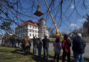 Věž renesančního zámku ve Staré Vsi nad Ondřejnicí u Ostravy znovu zdobí báň. Na vrchol věže se vrátila po 74 letech.