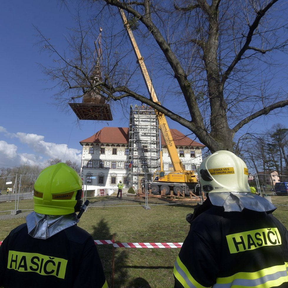 Věž renesančního zámku ve Staré Vsi nad Ondřejnicí u Ostravy znovu zdobí báň. Na vrchol věže se vrátila po 74 letech.