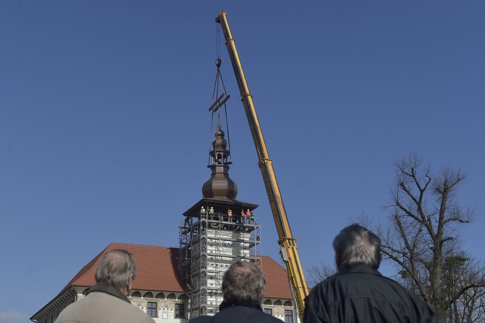 Věž renesančního zámku ve Staré Vsi nad Ondřejnicí u Ostravy znovu zdobí báň. Na vrchol věže se vrátila po 74 letech.