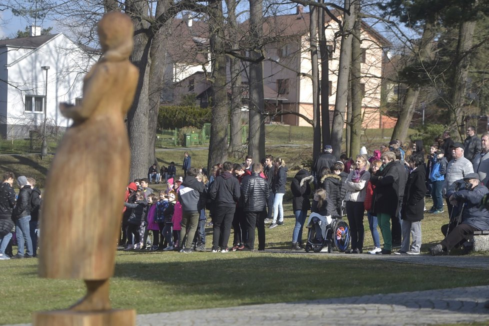 Věž renesančního zámku ve Staré Vsi nad Ondřejnicí u Ostravy znovu zdobí báň. Na vrchol věže se vrátila po 74 letech.