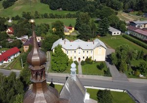 Zchátralý zámek Bravatice na Novojičínsku dává obec pomalu dokupy. Nyní zde bude první stálá expozice, kde se představí tisíc autoveteránů.