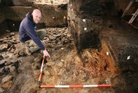Děsivý nález: V Břeclavi na zámku ležely tři svázané kostry! Možná šlo o rituální vraždu