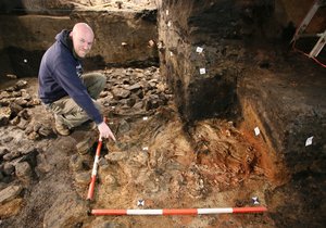 Archeolog Miroslav Dejmal se společnosti Archaia ukazuje kostry tří násilně usmrcených lidí. Vědci je odkryli v podzemí zámku v Břeclavi.
