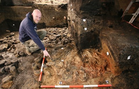 Děsivý nález: V Břeclavi na zámku ležely tři svázané kostry! Možná šlo o rituální vraždu