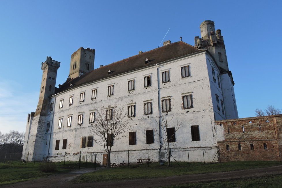 Současný zámek v Břeclavi stojí na tisíc let starých dřevěných trámech. To dokládá, že zde bylo opevnění v době Břetislava I. (1002 - 1055).