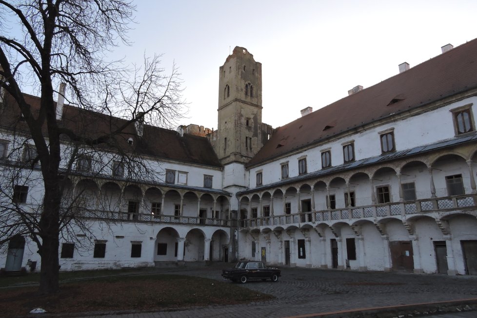 Současný zámek v Břeclavi stojí na tisíc let starých dřevěných trámech. To dokládá, že zde bylo opevnění v době Břetislava I. (1002–1055).