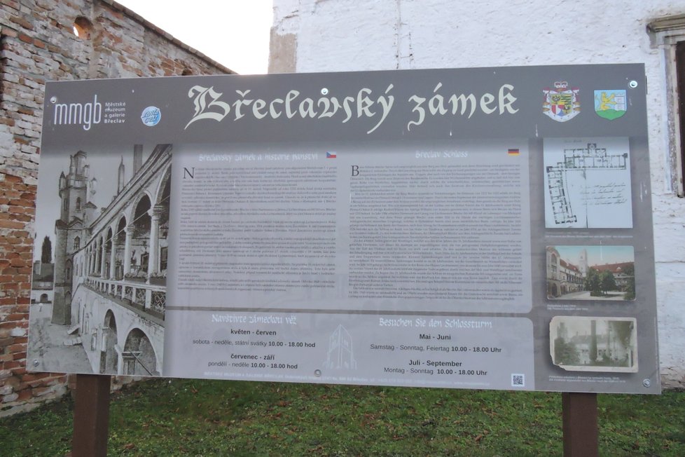 Současný zámek v Břeclavi stojí na tisíc let starých dřevěných trámech. To dokládá, že zde bylo opevnění v době Břetislava I. (1002–1055).