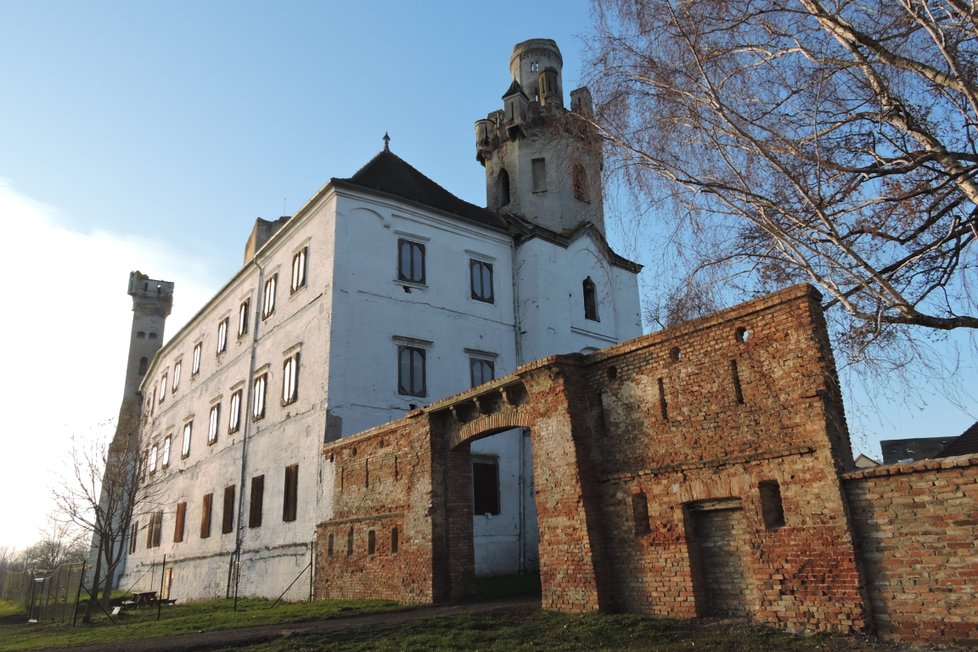 Současný zámek v Břeclavi stojí na tisíc let starých dřevěných trámech. To dokládá, že zde bylo opevnění v době Břetislava I. (1002 - 1055).