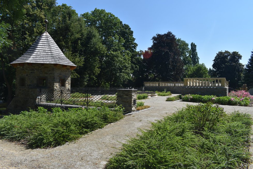 Zámek v Bruntále prochází rekonstrukcí, nově byly za 29 milionů oživeny zámecké zahrady a park.