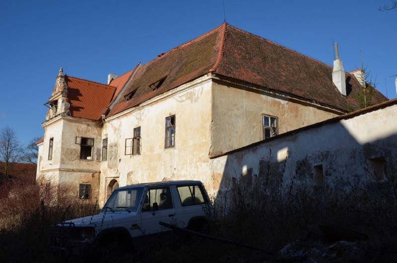 Zámek Bzí roky chátral, nyní má nového majitele.