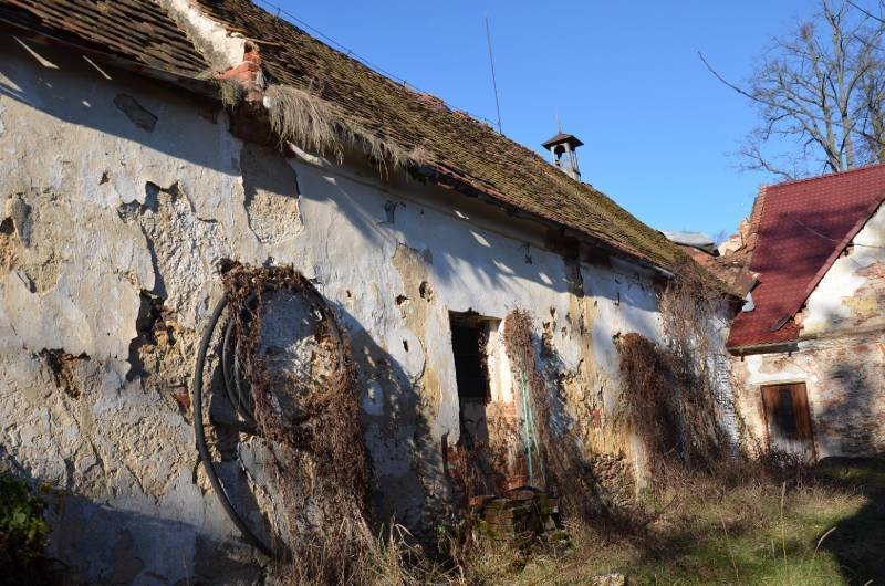 Zámek Bzí roky chátral, nyní má nového majitele.