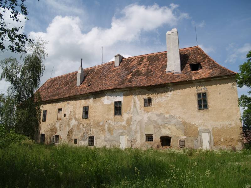 Zámek Bzí roky chátral, nyní má nového majitele.