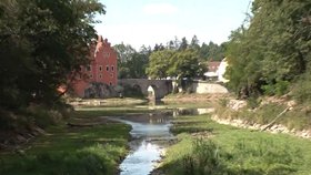 Zámek Červená Lhota je téměř bez vody.