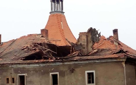  Současný stav zchátralého zámku Mirošovice.