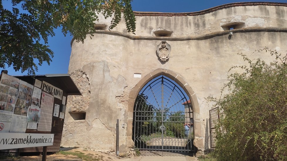 Vstupní brána na zámek v Dolních Kounicích jasně avizuje hradní  původ.