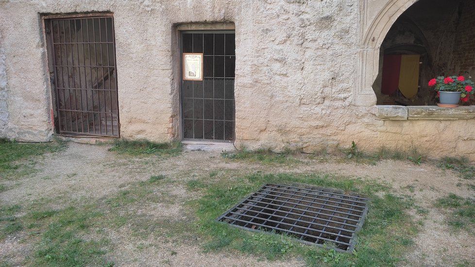 Zámecká studna je poměrně nenápadná. Aby do ní nikdo nespadl, je trvale zakryta mříží.