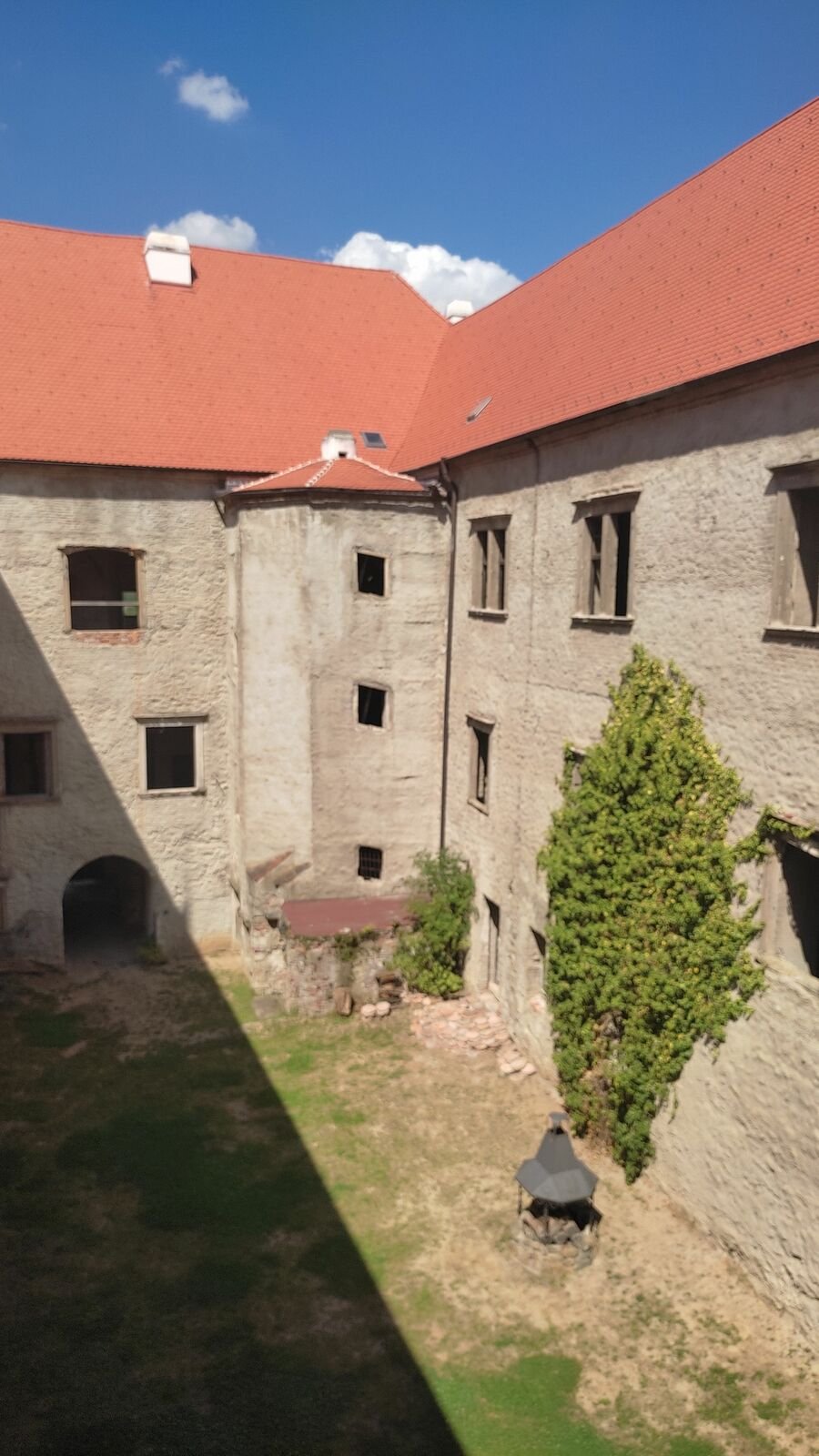 Pohled z 2. patra na nádvoří zámku v Dolních Kounicích.