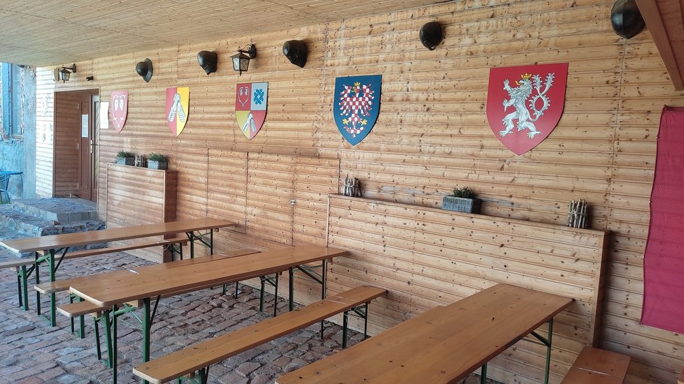 Posezení pro návštěvníky na zámku v Dolních Kounicích.