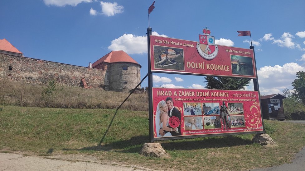 Vstup na zámek v Dolních Kounicích.