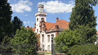 Zámek Dub: Osobité sídlo, kde voní čerstvé koláče a dveře vám otevře sama baronka Zámek Dub: Osobité sídlo, kde voní čerstvé koláče a dveře vám otevře sama baronka