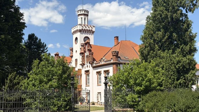 Na místě současného zámku Dub stála už v roce 1274 středověká tvrz. Na místě současného zámku Dub stála už v roce 1274 středověká tvrz.
