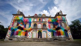 Fasádu zámku ve Francii zdobí obří graffiti