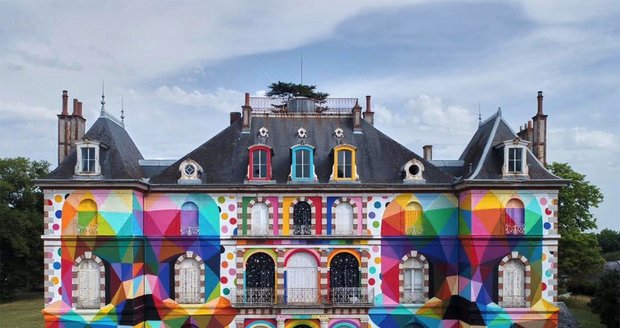 Fasádu zámku ve Francii zdobí obří graffiti
