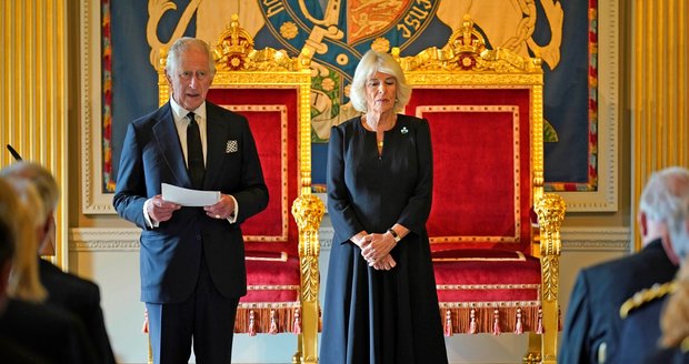 Král Karel III. a královna Camilla na zámku Hillsborough