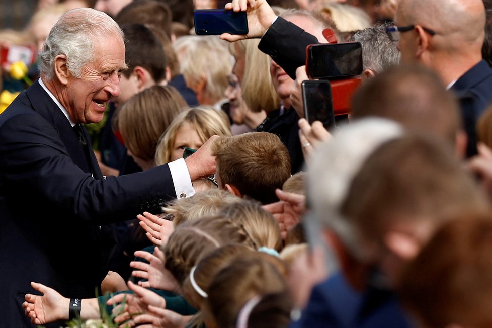 Král Karel III. a královna Camilla na zámku Hillsborough.