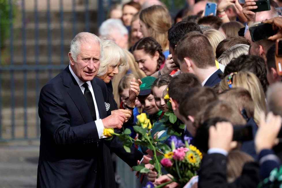 Král Karel III. a královna Camilla na zámku Hillsborough.