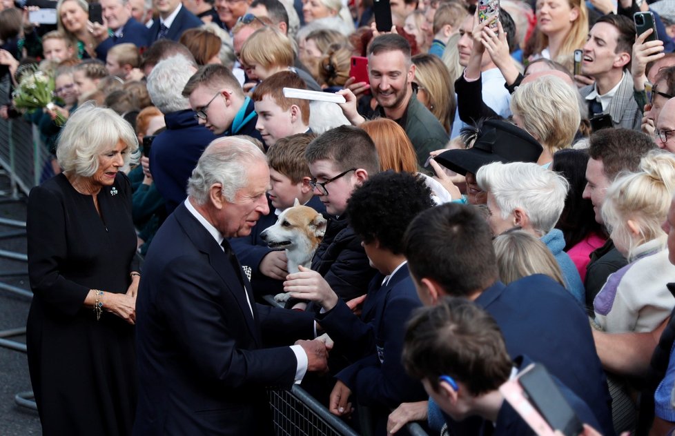 Král Karel III. a královna Camilla na zámku Hillsborough.