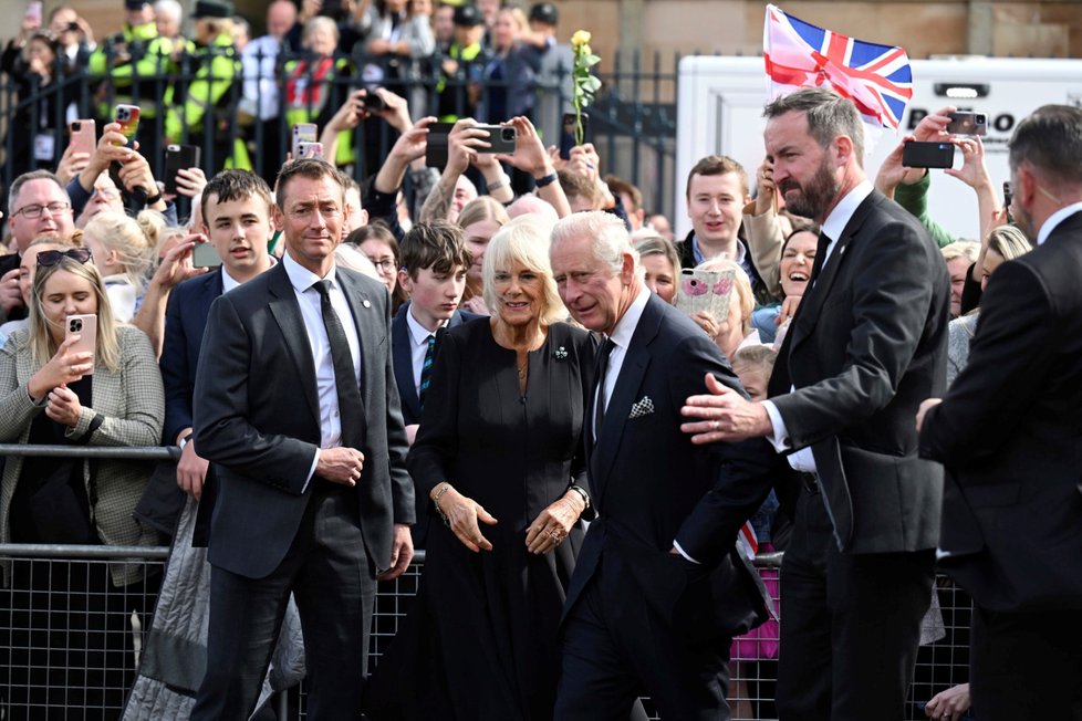 Král Karel III. a královna Camilla na zámku Hillsborough.