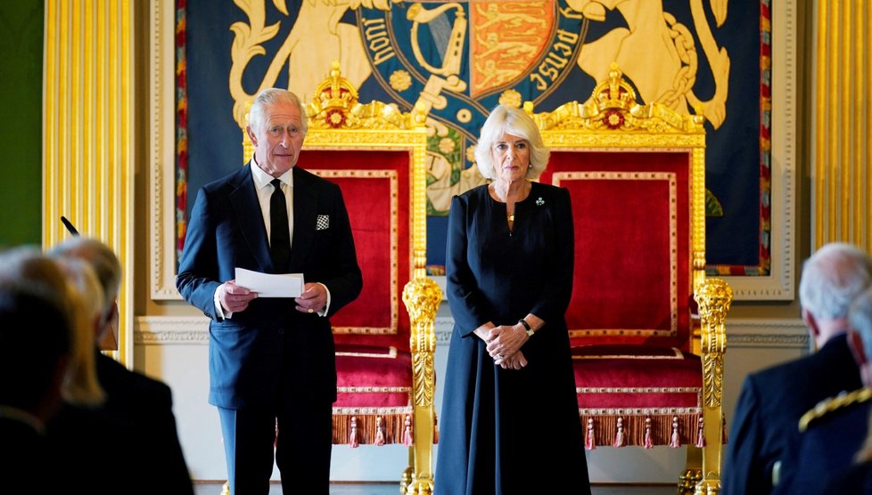 Král Karel III. a královna Camilla na zámku Hillsborough.