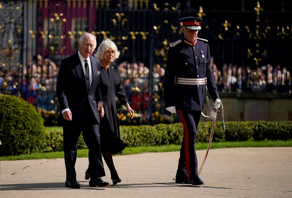 Král Karel III. a královna Camilla na zámku Hillsborough.