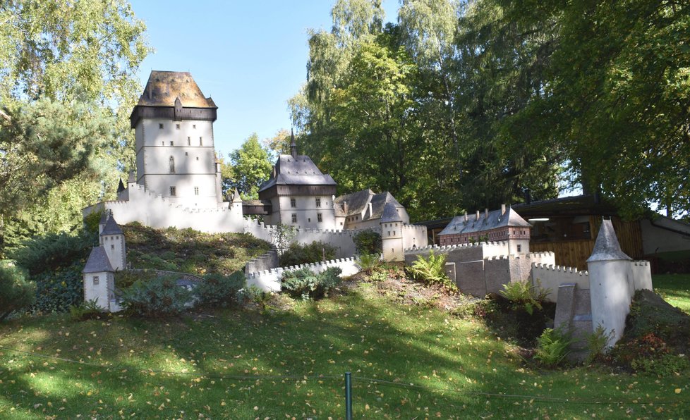 Model hradu Karlštejn v mariánskolázeňském parku Boheminium.