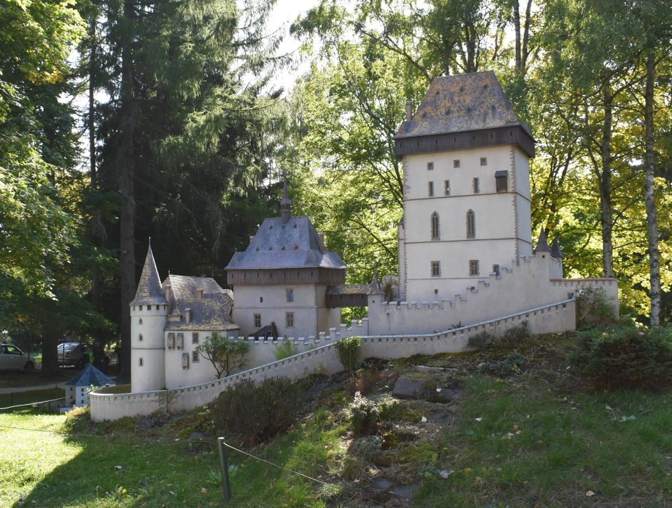Model hradu Karlštejn v mariánskolázeňském parku Boheminium.