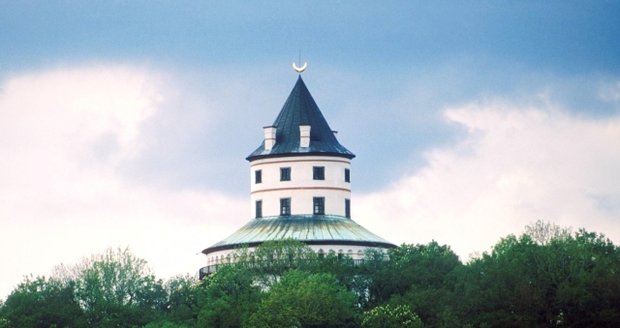 Raně barokní, netradičně oválný zámek stojí na čedičovém vrchu nad Sobotkou. Postavit ho dal v letech 1666-68 Humprecht Jan Černín z Chudenic, po kterém dostal zámek jméno.