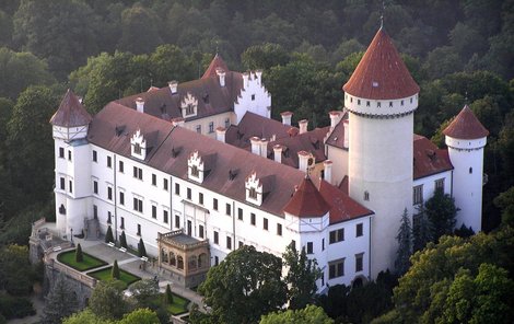 Zámek Konopiště je velkým turistickým lákadlem.