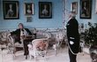 V seriálu - Tato scéna se točila v salonu zámku Kozel. Vše zůstalo stejné jako v roce 1988 , kdy film vznikal. I nábytek je stejný.