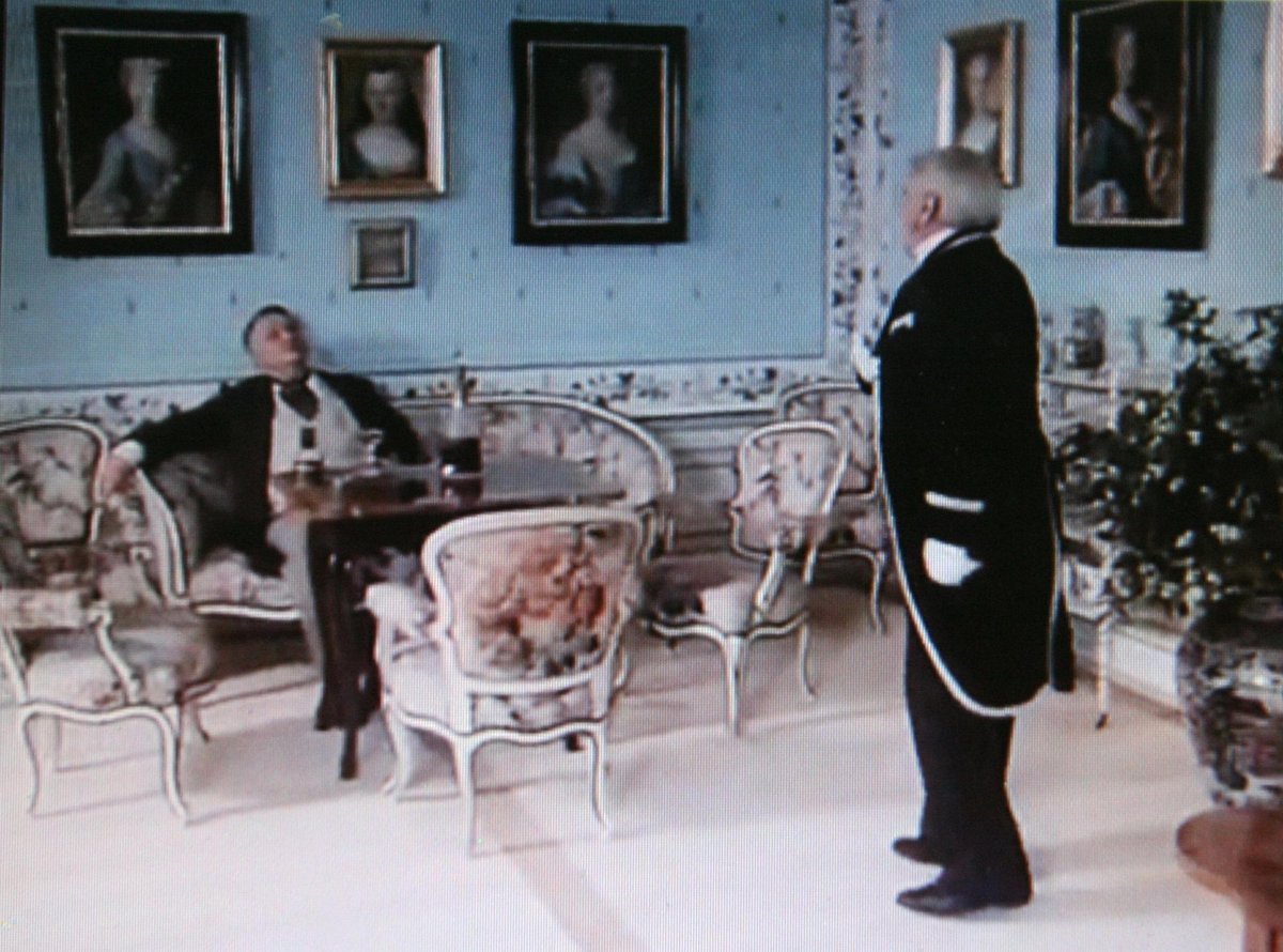 V seriálu - Tato scéna se točila v salonu zámku Kozel. Vše zůstalo stejné jako v roce 1988 , kdy film vznikal. I nábytek je stejný.