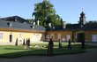 Dnes - Nádvoří Palačičova zámku ve skutečnosti představuje nádvoří zámku Kozel. K jedné podstatné změně však došlo. Na nádvoří bylo umístěno několik soch.