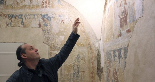 Překvapení! V Kunštátu odkryli unikátní fresku ze 14. století: Je na ní 100 lidí!