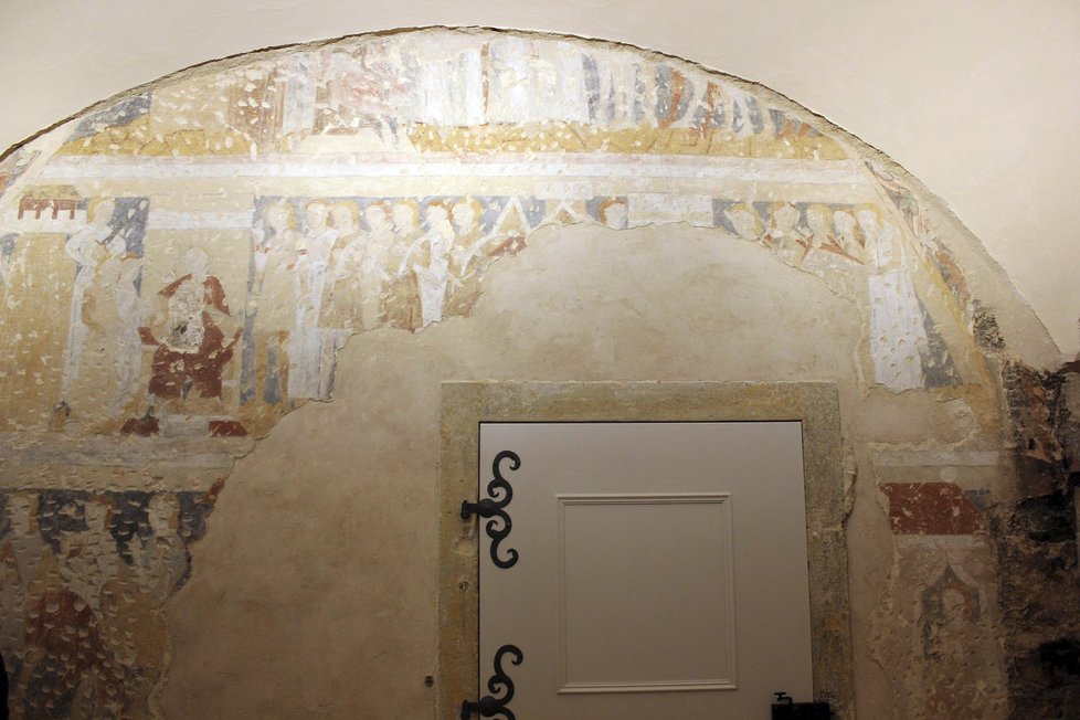 Na zámku v Kunštátu na Blanensku představili 9. března unikátní figurální malbu, kterou odkryli památkáři v jedné z nejstarších částí areálu. Výpravný cyklus s rytířskou tematikou odborníci datovali do první poloviny 14. století. Na snímku je jeho detail.